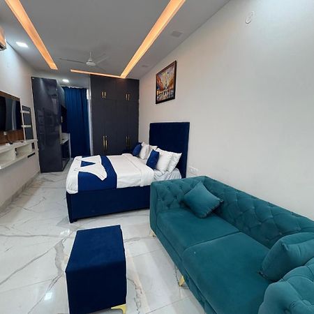 Pacific Inn Eco Central Ґурґаон Екстер'єр фото