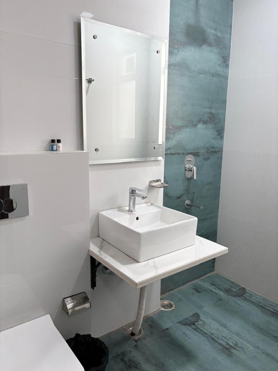Pacific Inn Eco Central Ґурґаон Екстер'єр фото