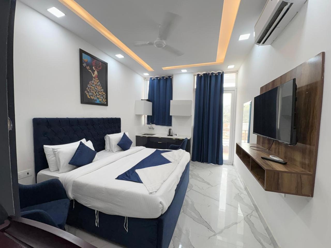 Pacific Inn Eco Central Ґурґаон Екстер'єр фото