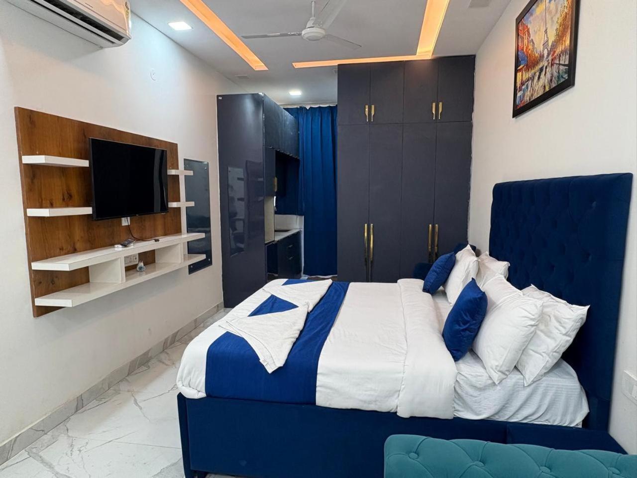 Pacific Inn Eco Central Ґурґаон Екстер'єр фото