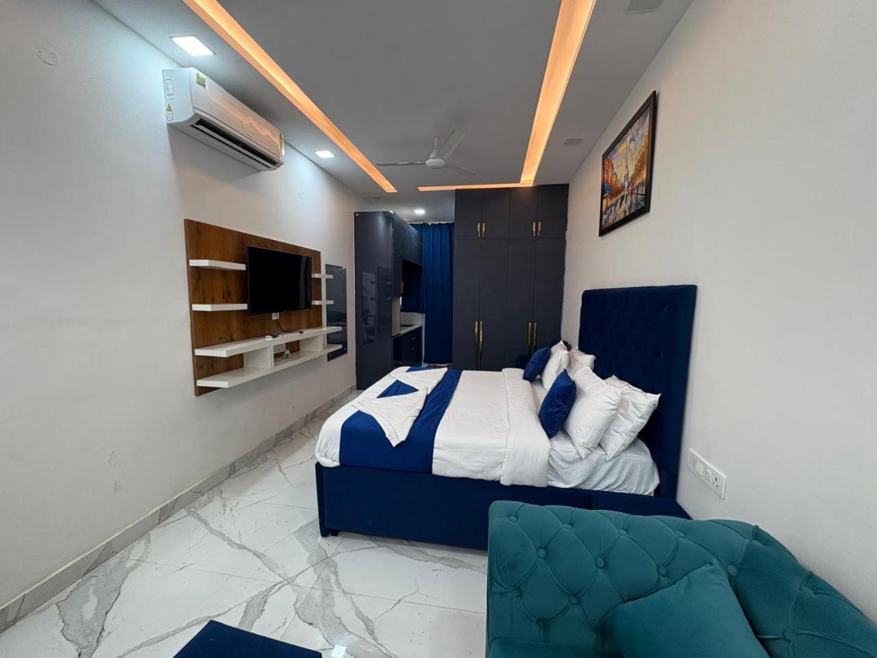 Pacific Inn Eco Central Ґурґаон Екстер'єр фото