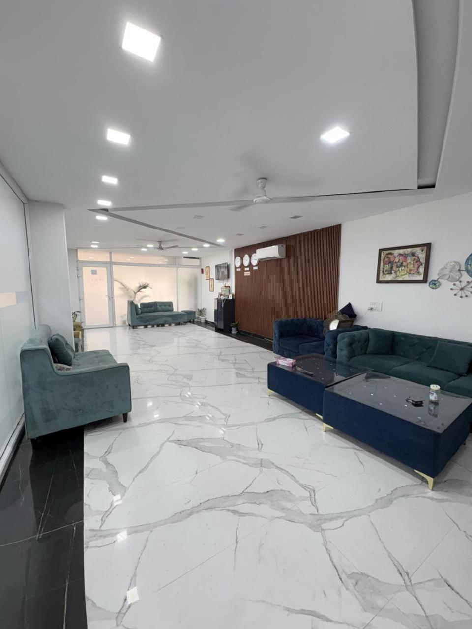 Pacific Inn Eco Central Ґурґаон Екстер'єр фото