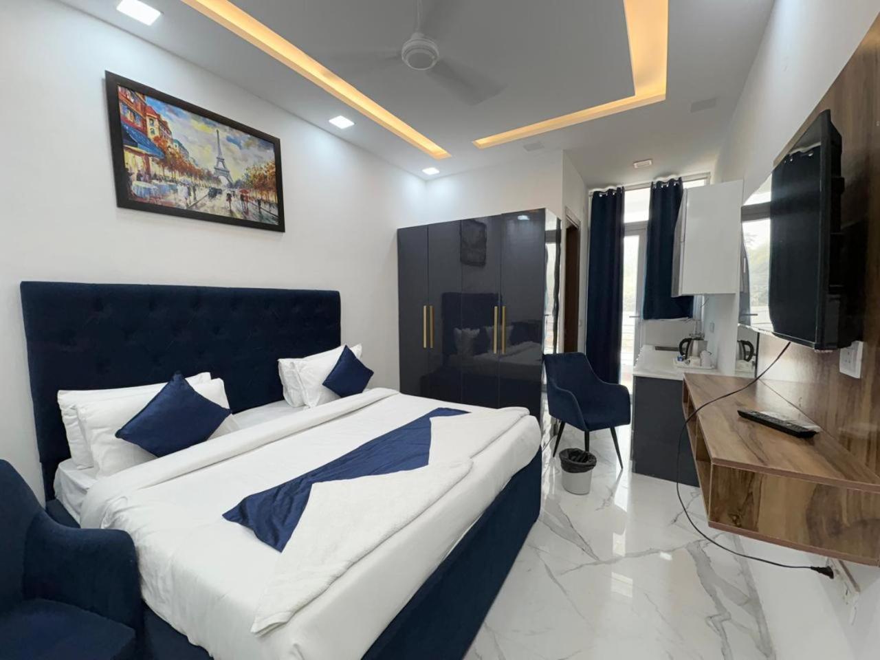 Pacific Inn Eco Central Ґурґаон Екстер'єр фото
