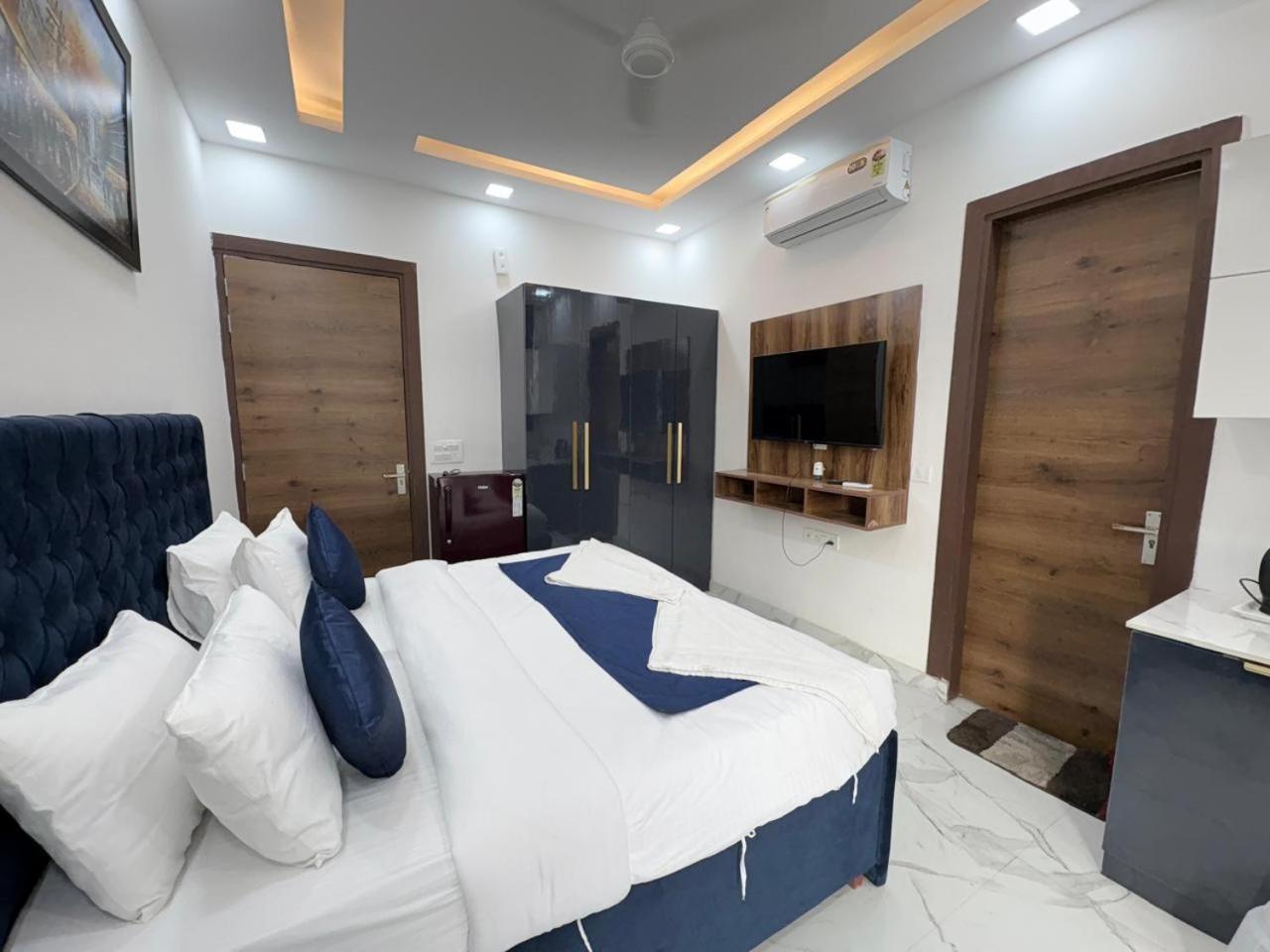 Pacific Inn Eco Central Ґурґаон Екстер'єр фото