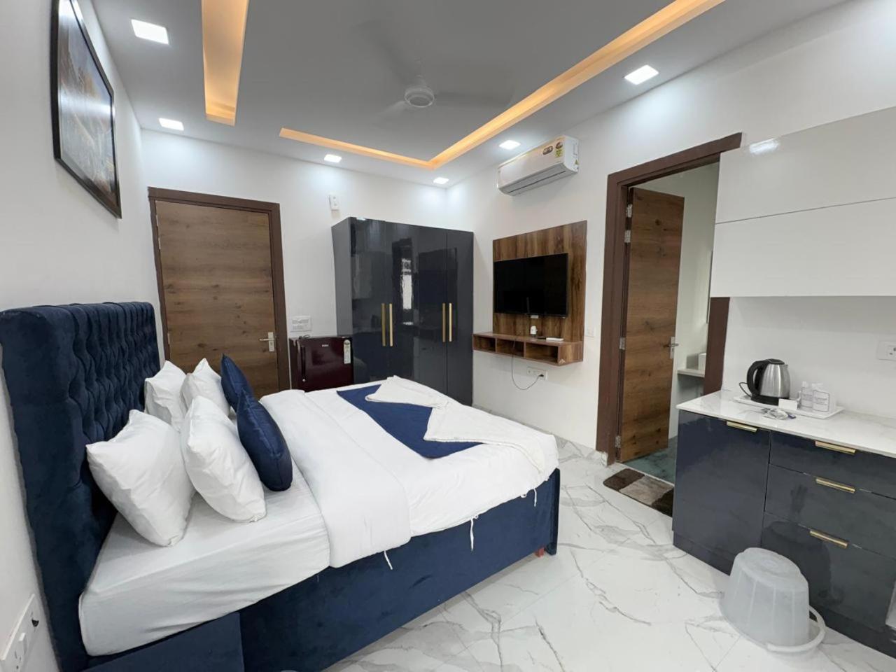 Pacific Inn Eco Central Ґурґаон Екстер'єр фото