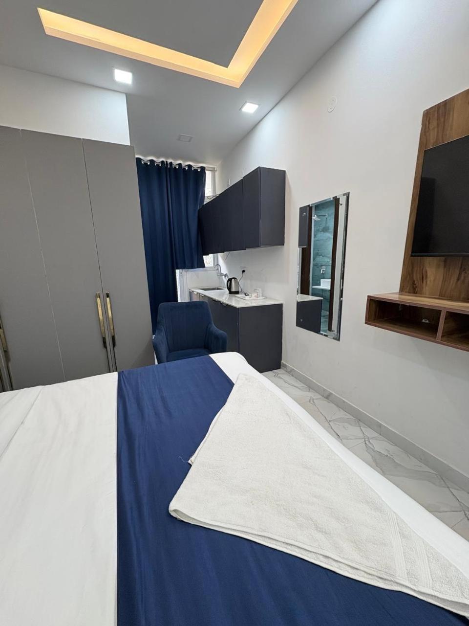 Pacific Inn Eco Central Ґурґаон Екстер'єр фото