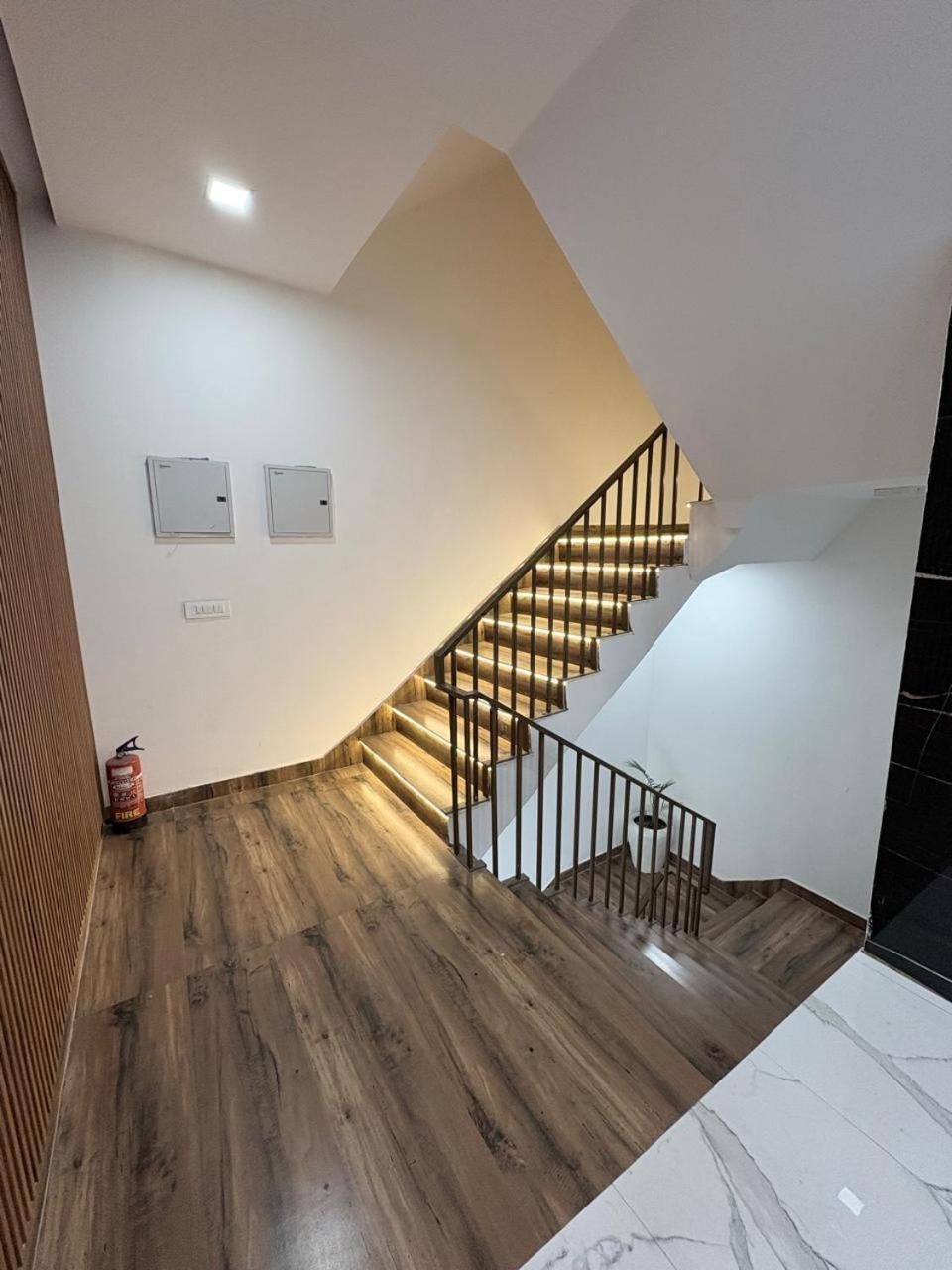 Pacific Inn Eco Central Ґурґаон Екстер'єр фото
