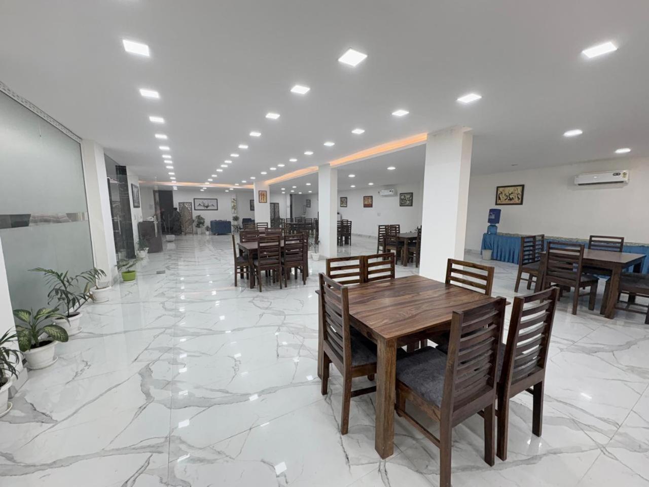 Pacific Inn Eco Central Ґурґаон Екстер'єр фото