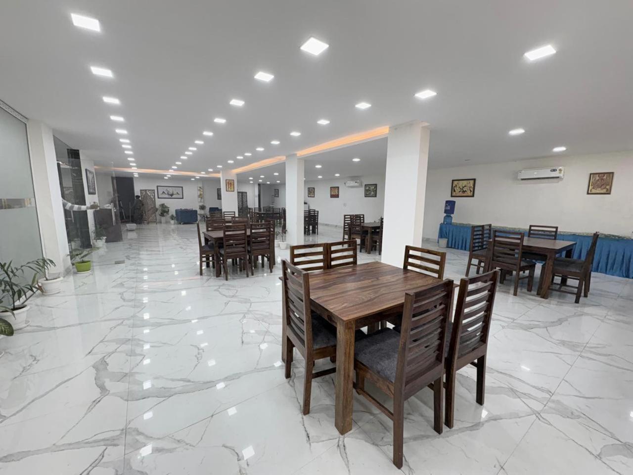 Pacific Inn Eco Central Ґурґаон Екстер'єр фото