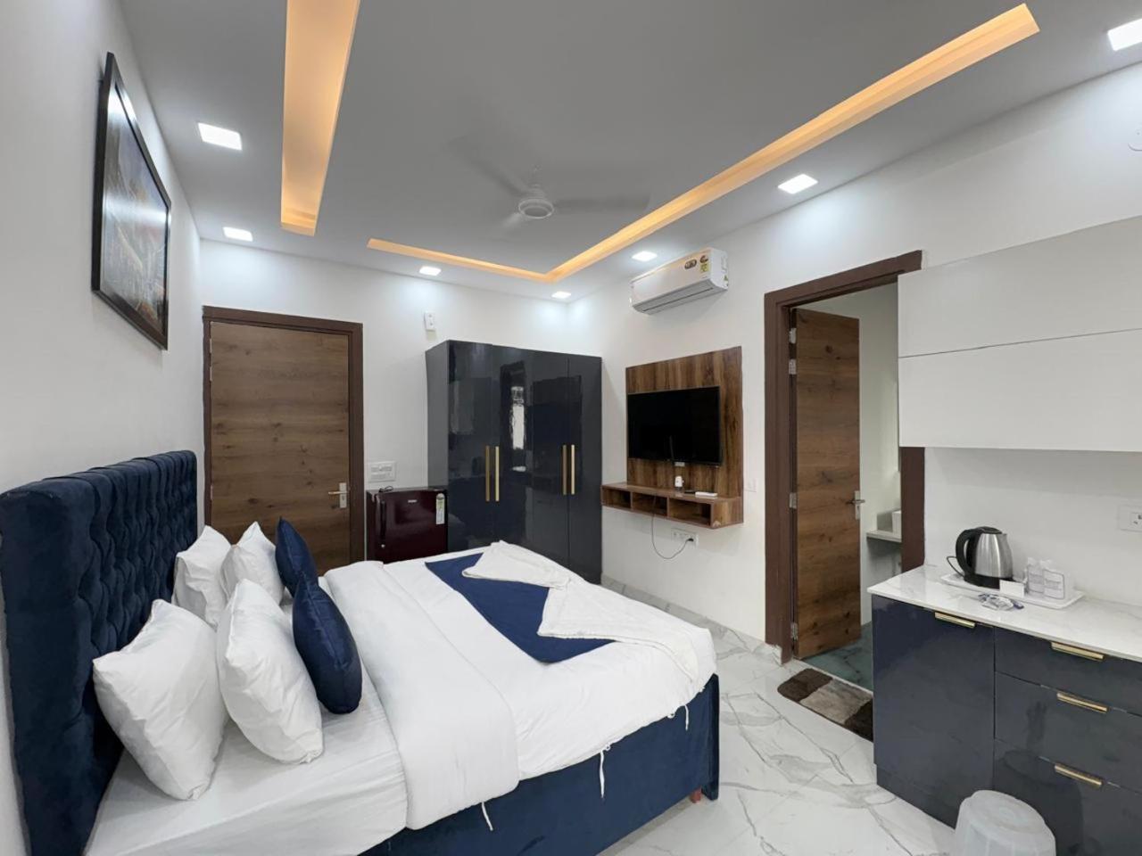 Pacific Inn Eco Central Ґурґаон Екстер'єр фото