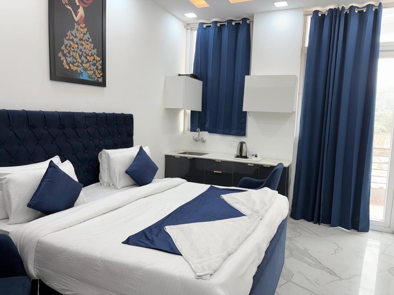 Pacific Inn Eco Central Ґурґаон Екстер'єр фото