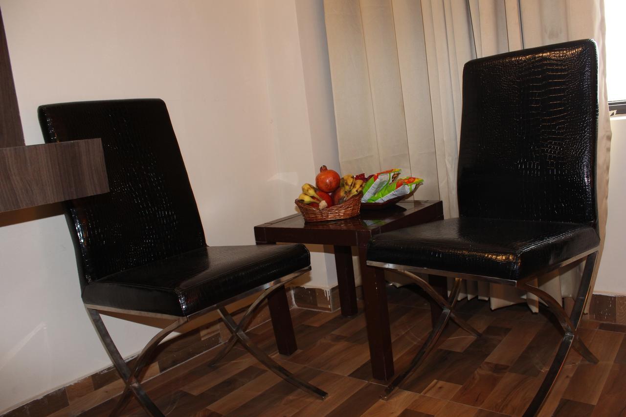 Pacific Inn Eco Central Ґурґаон Екстер'єр фото