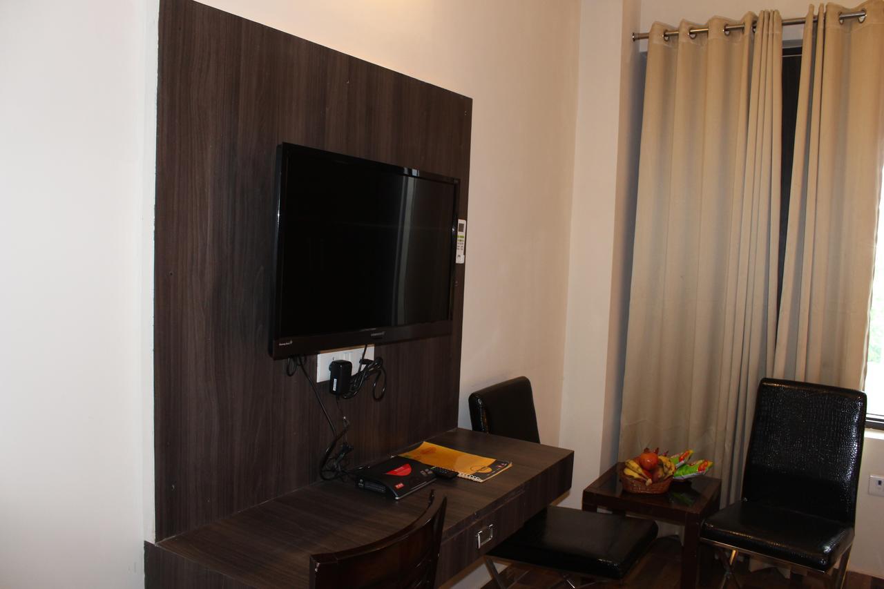 Pacific Inn Eco Central Ґурґаон Екстер'єр фото