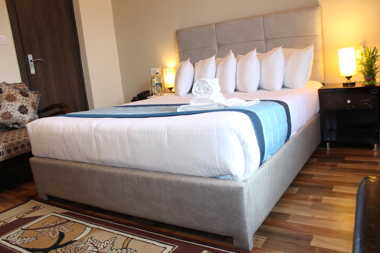 Pacific Inn Eco Central Ґурґаон Екстер'єр фото