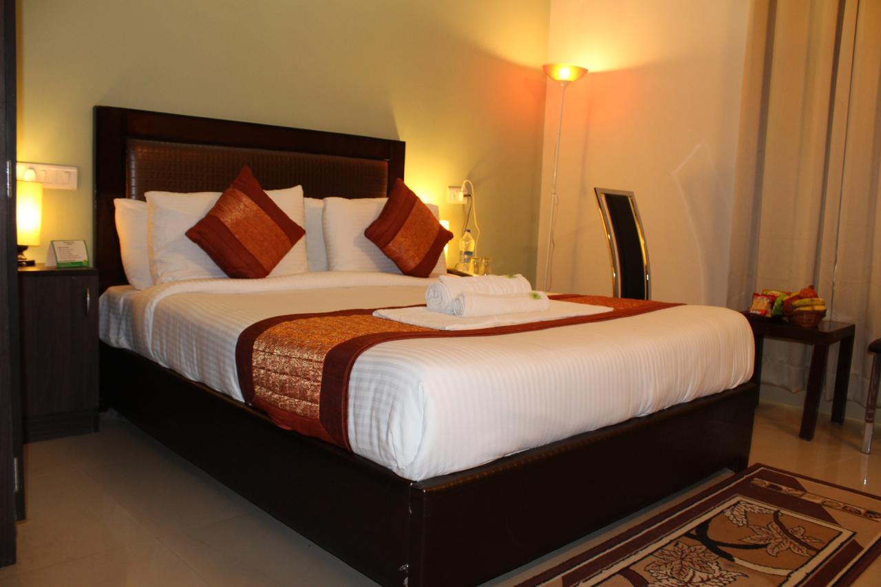 Pacific Inn Eco Central Ґурґаон Екстер'єр фото