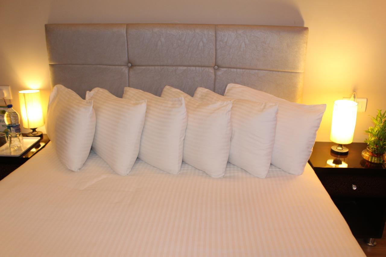 Pacific Inn Eco Central Ґурґаон Екстер'єр фото