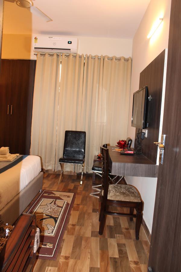 Pacific Inn Eco Central Ґурґаон Екстер'єр фото