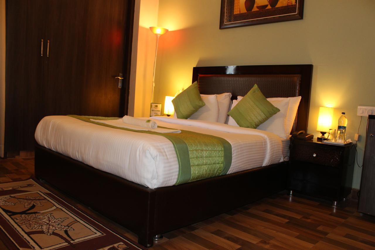 Pacific Inn Eco Central Ґурґаон Екстер'єр фото