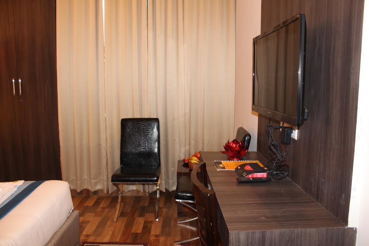 Pacific Inn Eco Central Ґурґаон Екстер'єр фото