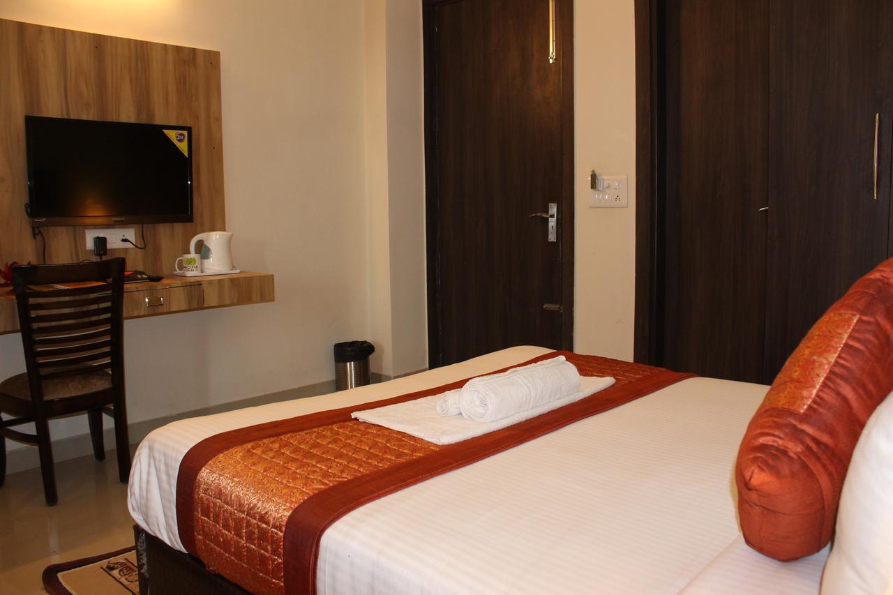 Pacific Inn Eco Central Ґурґаон Екстер'єр фото